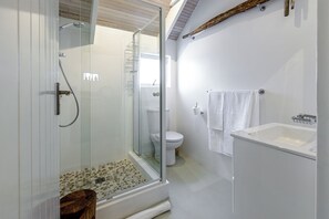 Luxury Room, 1 King Bed | Bathroom
