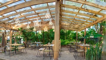 Aperto a colazione e pranzo, cucina locale, con vista sul giardino