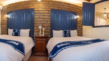 Chambre Ălite, 2 grands lits, vue cour intĂ©rieure | Draps en coton Ă©gyptien, literie de qualitĂ© supĂ©rieure