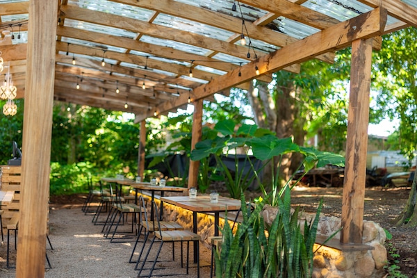 Frokost, lunsj og middag serveres, lokale retter, utsikt mot hagen