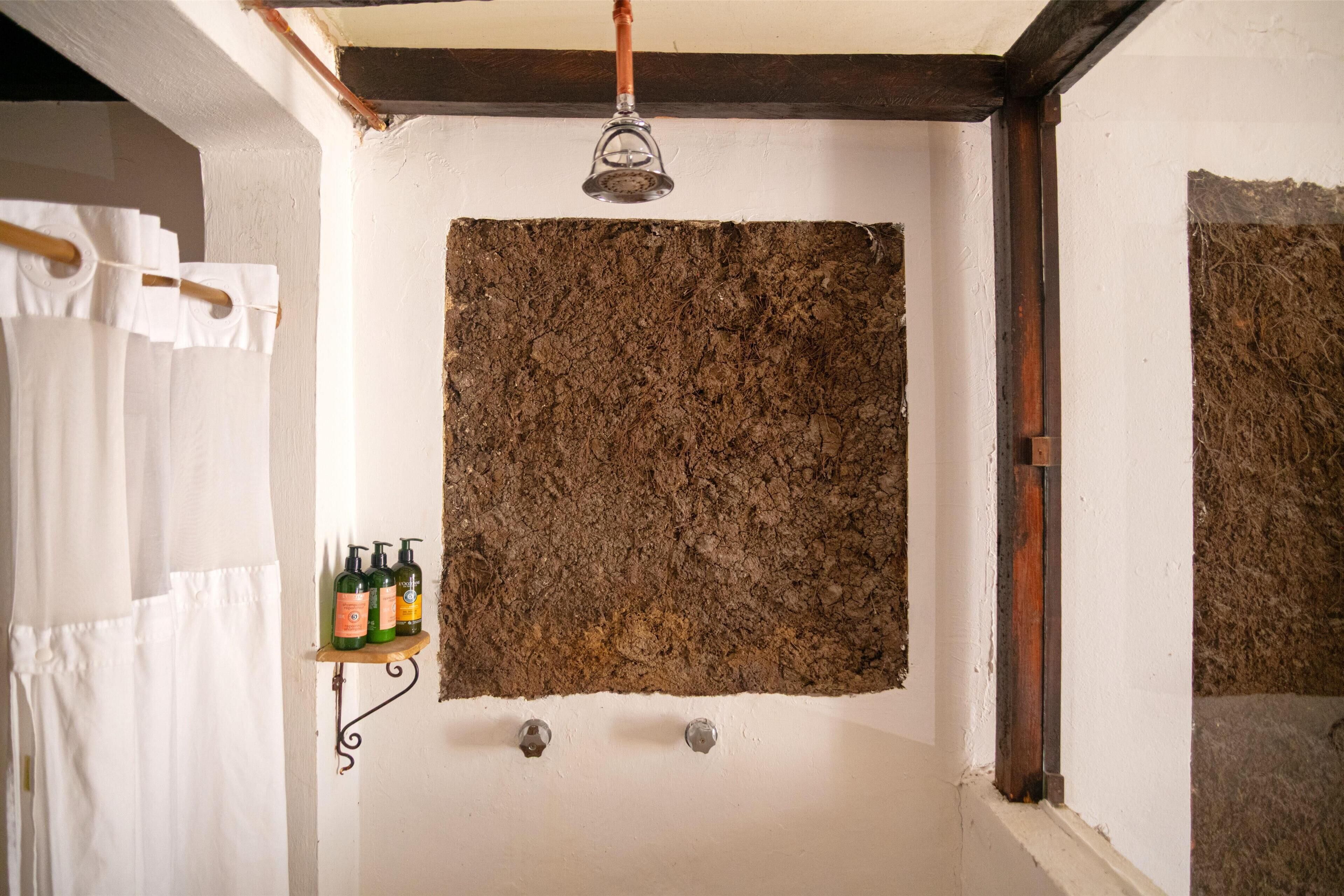 deluxe room | bathroom | hair dryer, towels, soap, shampoo