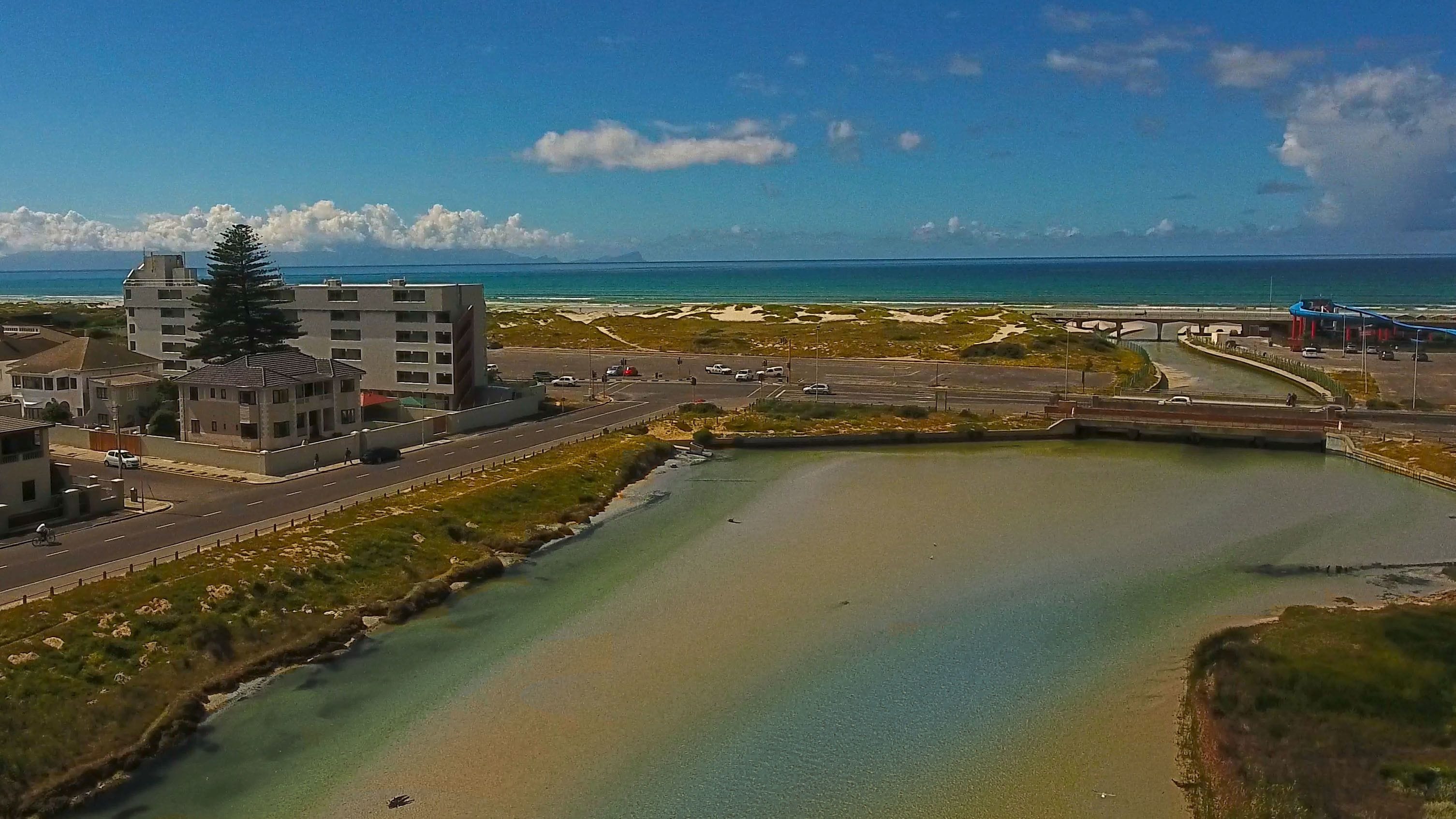 In Strandnähe, weißer Sandstrand