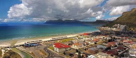 Nära stranden och vit sandstrand
