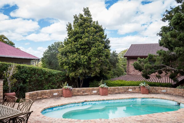 Außenpool (je nach Saison geöffnet), Sonnenschirme