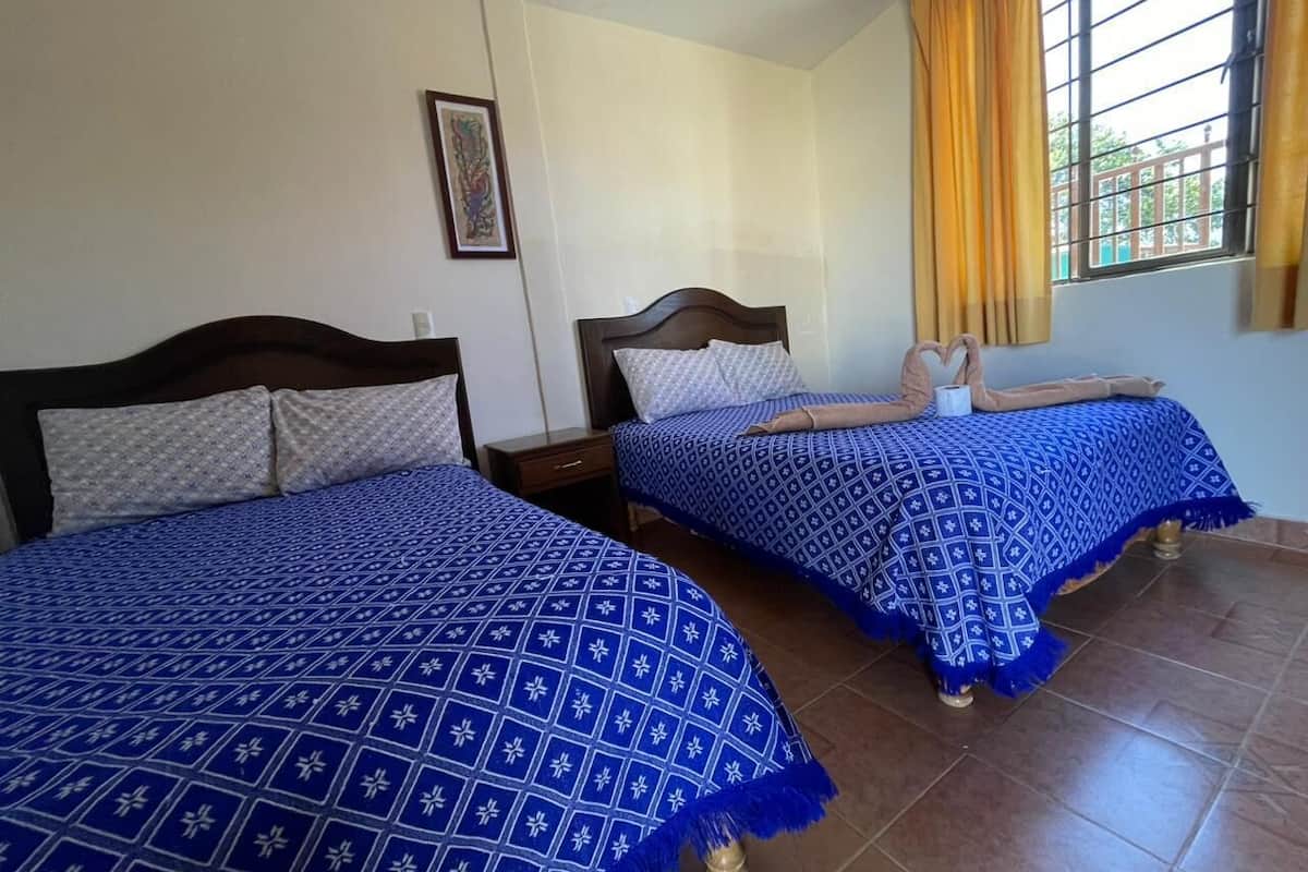 Habitación doble familiar | Edredón y espacio para trabajar con laptop