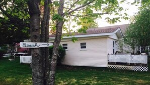 A house with a sign pointing to the beach. - Diamond in the Bluff (Pointe-du-Chene)