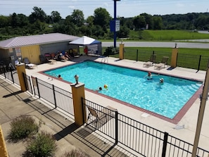 Outdoor pool - Executive Inn (Scottsville)