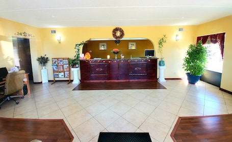 Lobby. Executive Inn