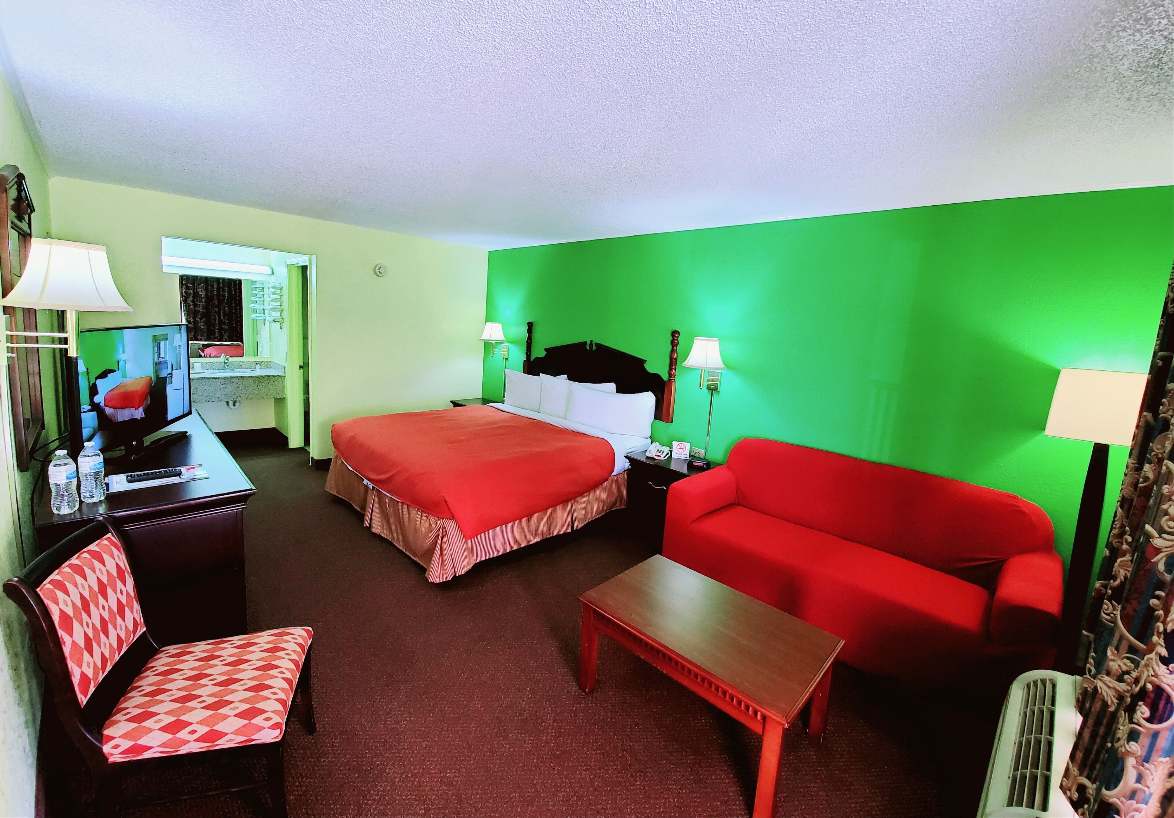 Executive Room, 1 King Bed, Non Smoking | Desk, laptop workspace, iron/ironing board, free WiFi