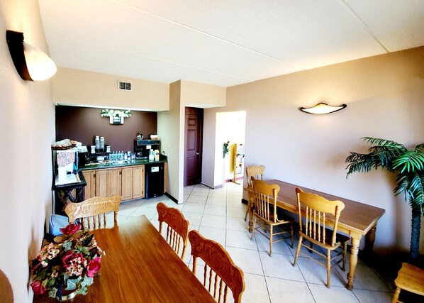 Breakfast area - Executive Inn (Scottsville)