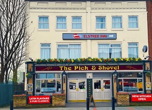 Front of property - Elstree Inn (Borehamwood)