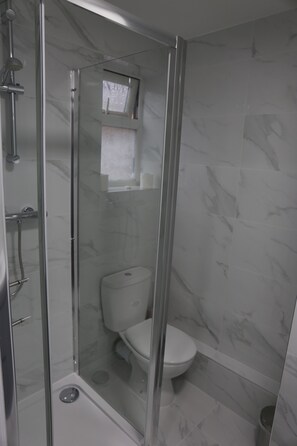 Standard Double Room | Bathroom - Elstree Inn (Borehamwood)