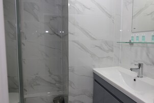 Standard Double Room | Bathroom | Free toiletries, towels