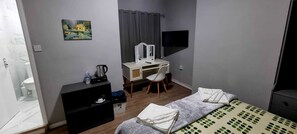 Deluxe Triple room | Senger med overmadrass, lydisolert, wi-fi (inkludert) og sengetøy