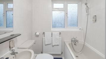 Tremannsrom – standard, 1 soverom | Bad | Toalettartikler (inkludert) og håndklær