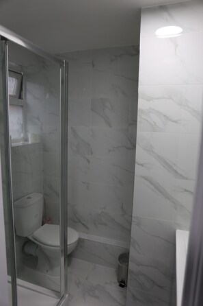 Chambre Standard double | Salle de bain | Articles de toilette (gratuits), serviettes fournies