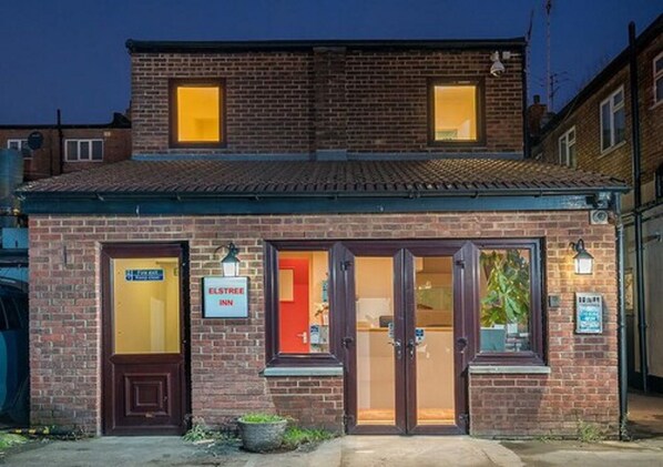 المنشأة من الخارج