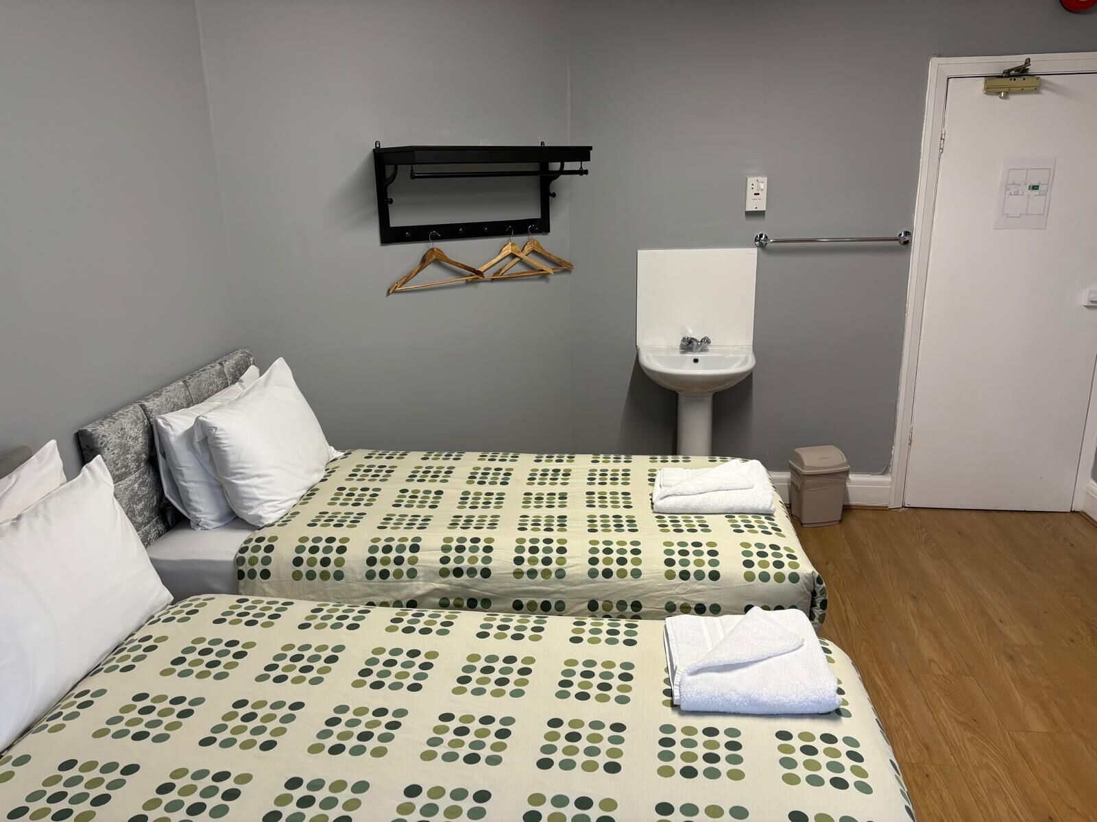 Triple Room with shared bathroom | 舒適加層、隔音、免費無線上網、床單