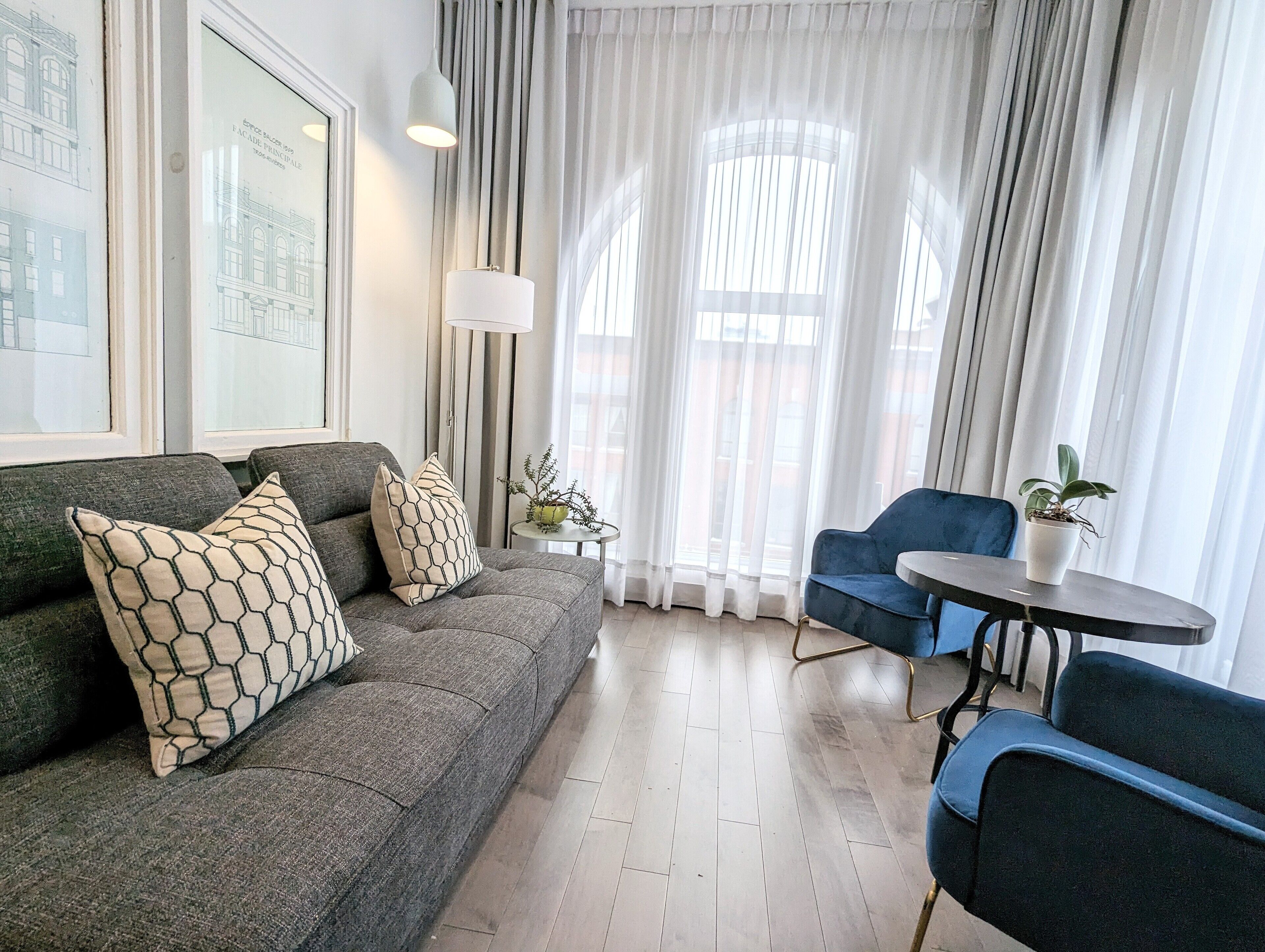 city suite, 1 queen bed with sofa bed, kitchenette, corner | living area