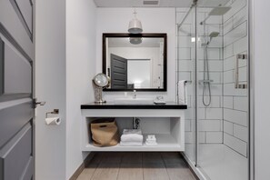 Habitación superior, 1 cama de matrimonio grande | Baño | Artículos de higiene personal gratuitos, secador de pelo y toallas