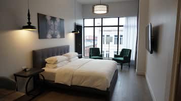 Rom – superior, 1 kingsize-seng | Allergitestet sengetøy, safe på rommet, lydisolert og strykejern/-brett