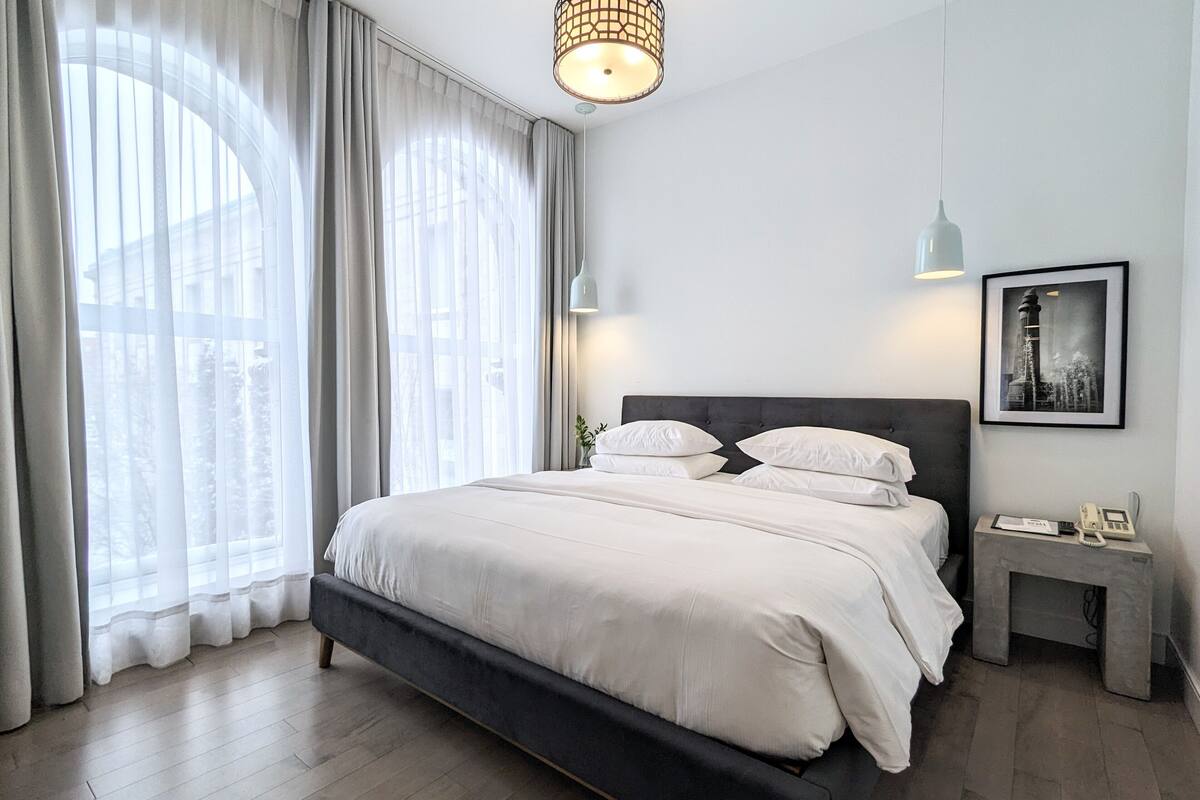 city suite, 1 queen bed with sofa bed, kitchenette, corner | 1 bedroom, hypo-allergenic bedding, in-room safe, soundproofing