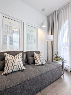 Suite Ville, 1 grand lit et 1 canapé-lit, coin cuisine, en angle | Coin séjour