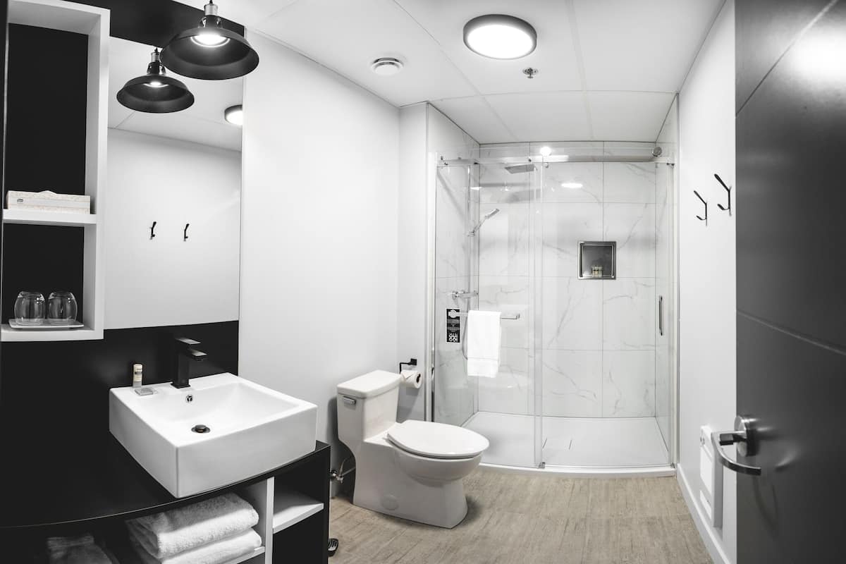 deluxe room | bathroom | free toiletries, hair dryer, towels, soap