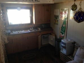 Chaumière, 2 chambres (RV on-site with additional beds) | Cuisinette privée | Réfrigérateur, four à micro-ondes, un four, surface de cuisson