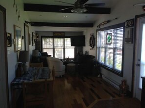 村舍, 2 间卧室 (RV on-site with additional beds) | 客厅 | 平板电视