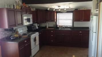 Cottage, 2 Bedrooms (RV on-site with additional beds) | Private kitchen | Fridge, microwave, oven, stovetop
