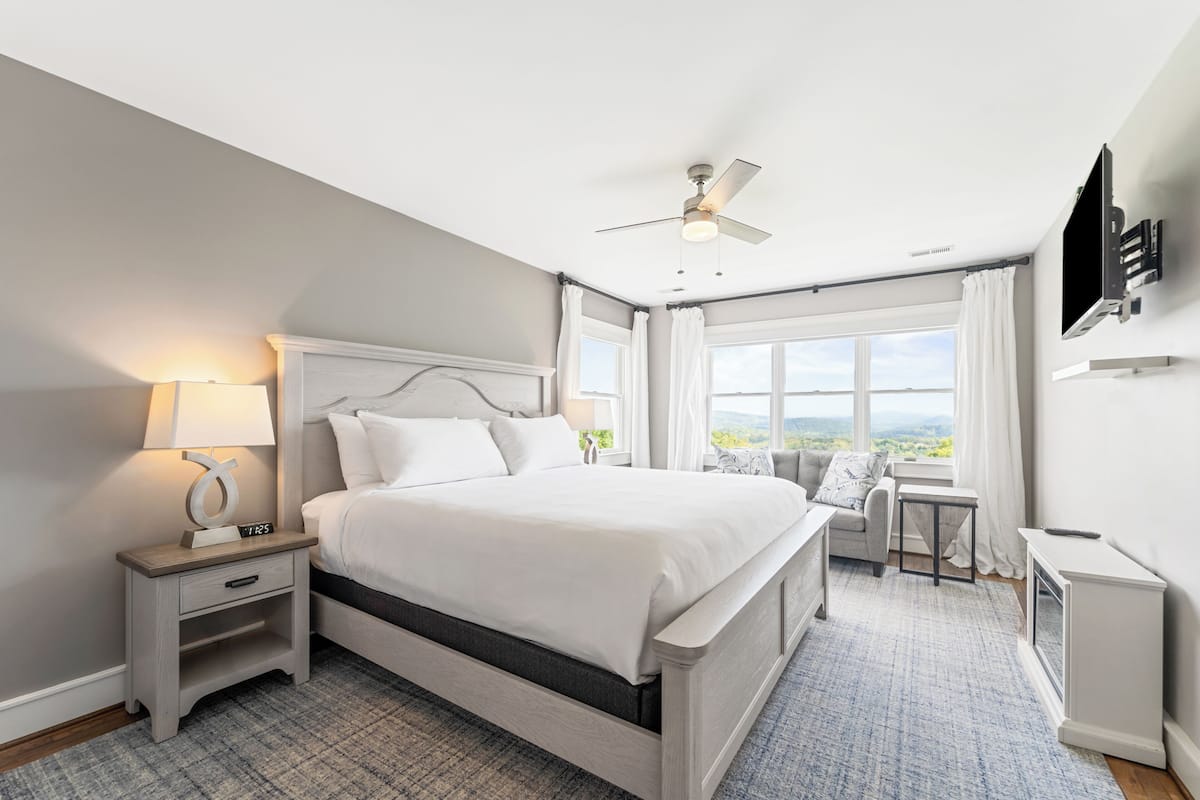Room | Premium bedding, iron/ironing board (on request), free WiFi