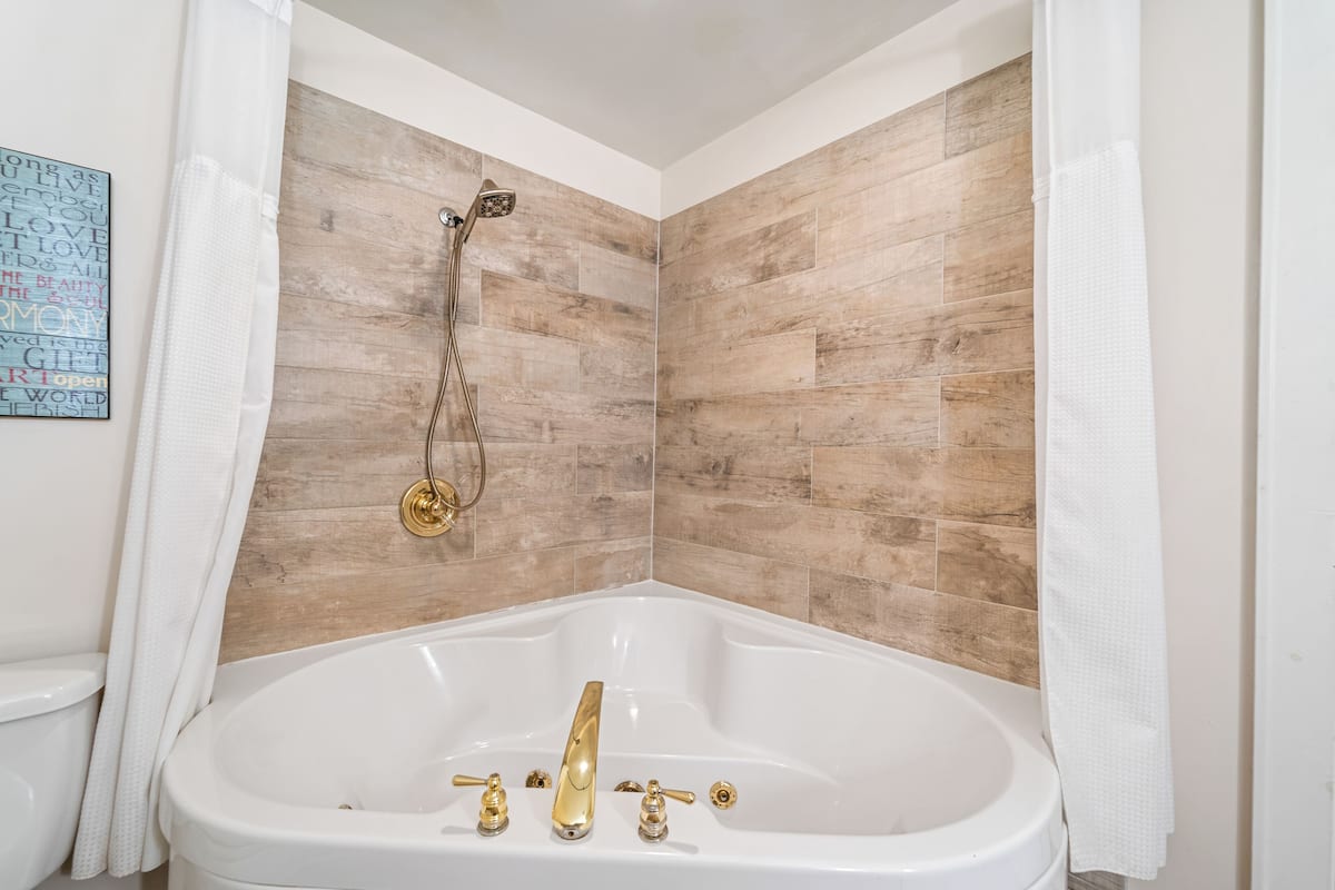 Deluxe Studio Suite | Bathroom | Shower, free toiletries, hair dryer, bathrobes