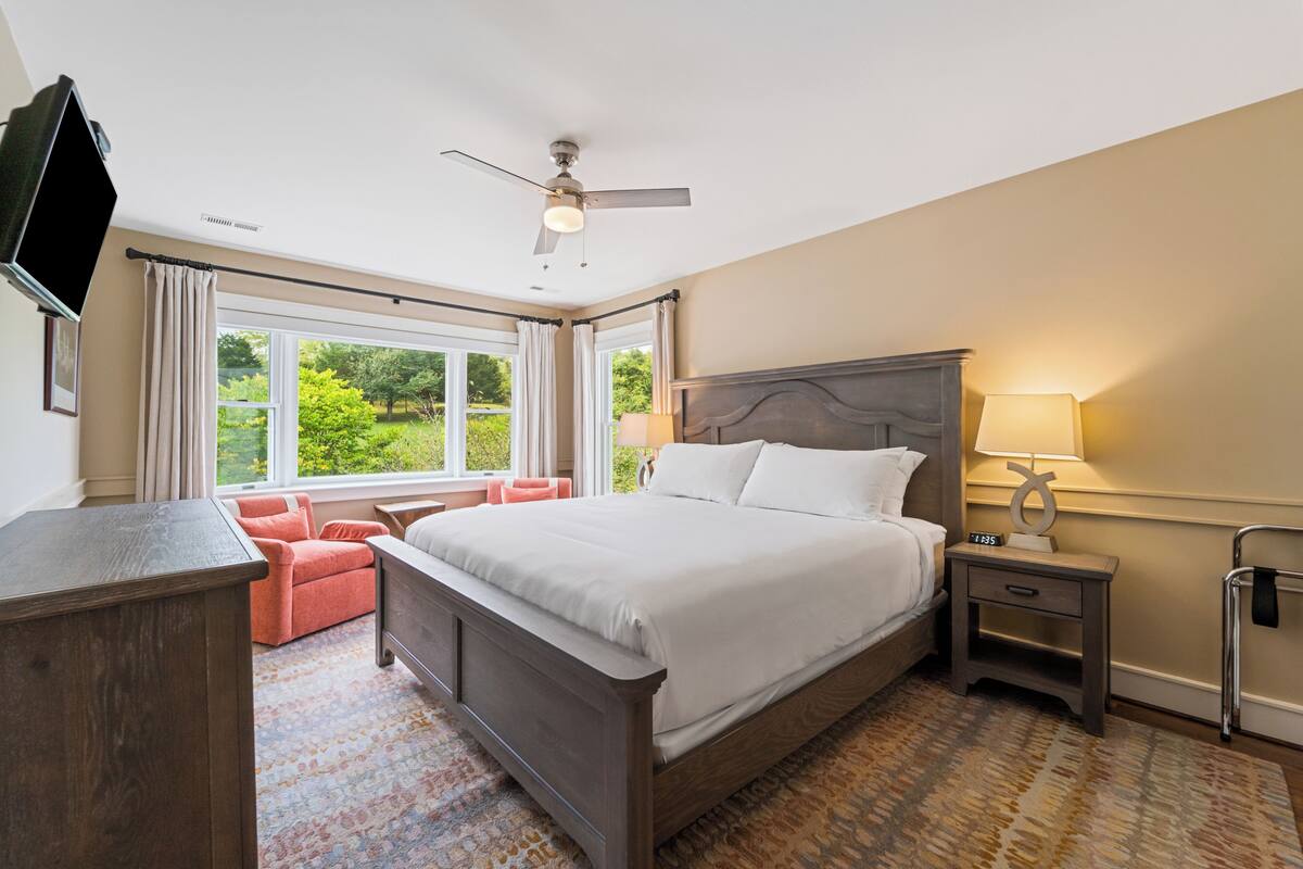Room | Premium bedding, iron/ironing board (on request), free WiFi