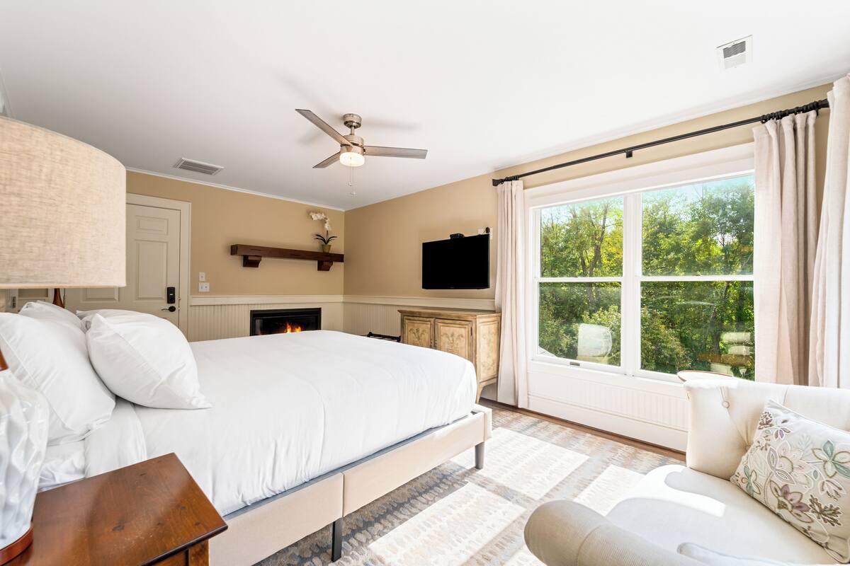 Room | Premium bedding, iron/ironing board (on request), free WiFi