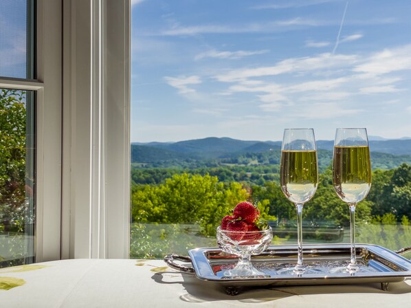 Lexington Cottage | Living area - Inn at Brierley Hill (Lexington)