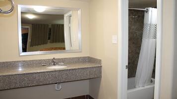 Combined shower/tub, rainfall showerhead, free toiletries, towels