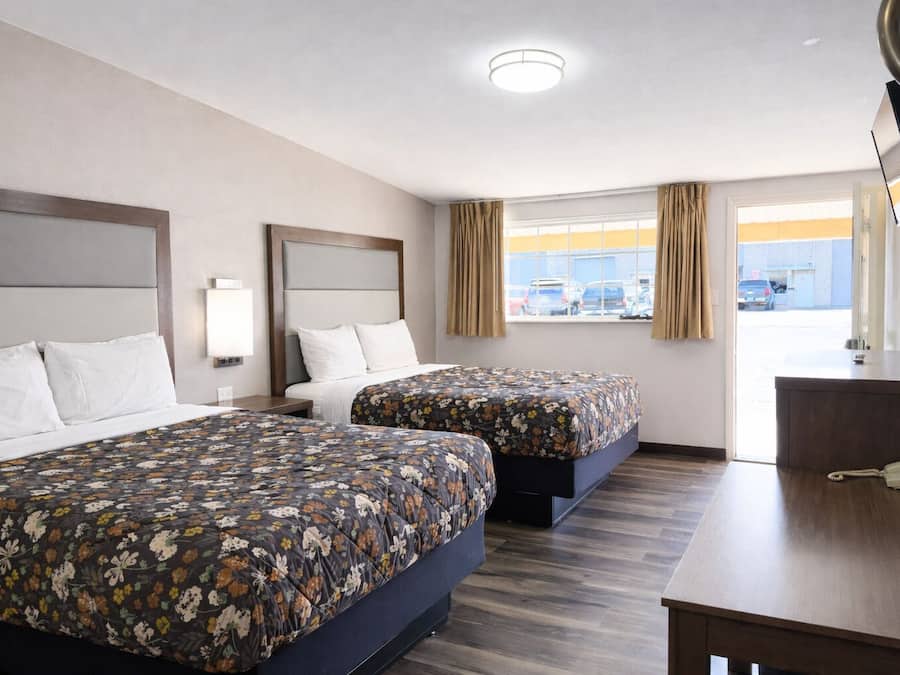 Habitación estándar, 2 camas Queen size, para no fumadores | Ropa de cama de alta calidad, escritorio, camas extra y wifi gratis