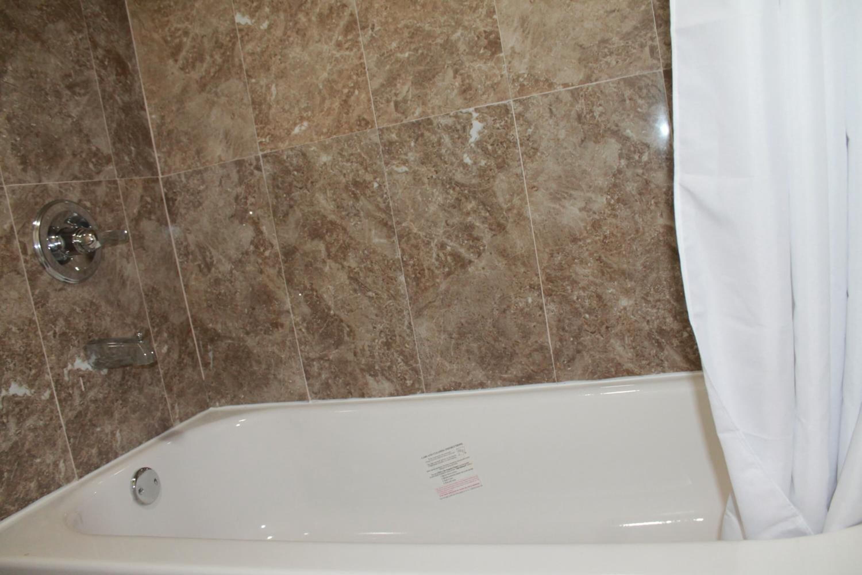Un baño con bañera, ducha e inodoro.