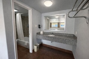 Combined shower/bathtub, rainfall showerhead, free toiletries, towels