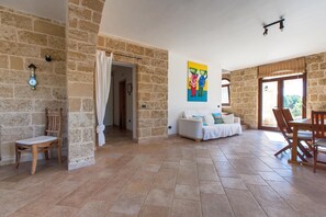 Basic Villa, 5 Bedrooms | Living area