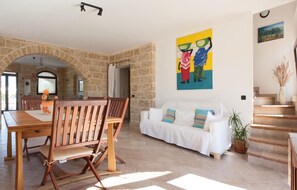 Basic Villa, 5 Bedrooms | Living area