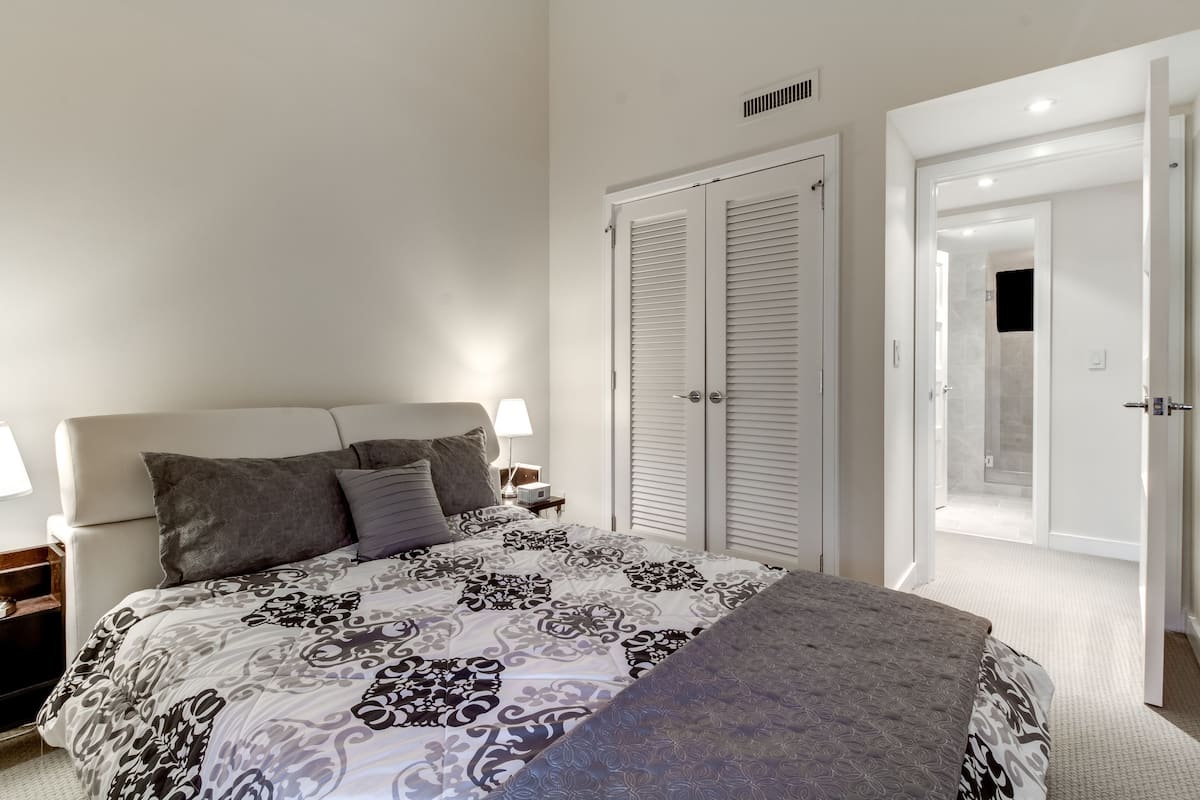 premium apartment, 2 bedrooms, accessible, city view | 2 bedrooms, premium bedding, desk, iron/ironing board