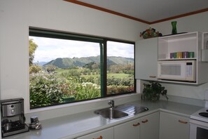 奢華平房, 2 間臥室, 花園 | 私人廚房 | 大型冰箱、微波爐、烤箱、爐台