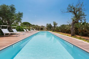 Hồ bơi ngoài trời phục vụ theo mùa 