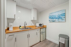 Oneida Landing | Free WiFi, bed sheets - The Beachside Co. (Sylvan Beach)