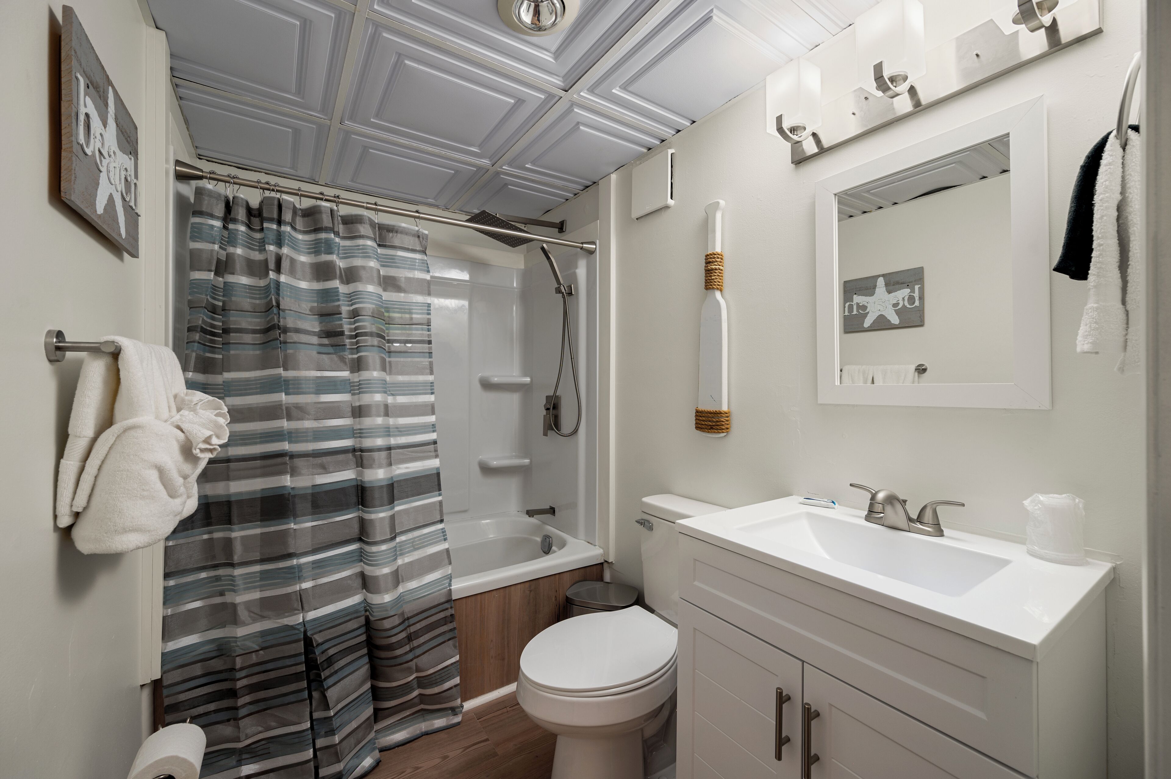 Boardwalk Bungalow | Bathroom | Free toiletries, hair dryer, towels, soap