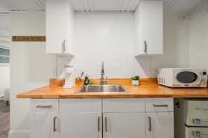 Microwave, coffee/tea maker - The Beachside (Sylvan Beach)