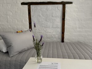 Hoopoe Room | Ropa de cama de alta calidad y escritorio
