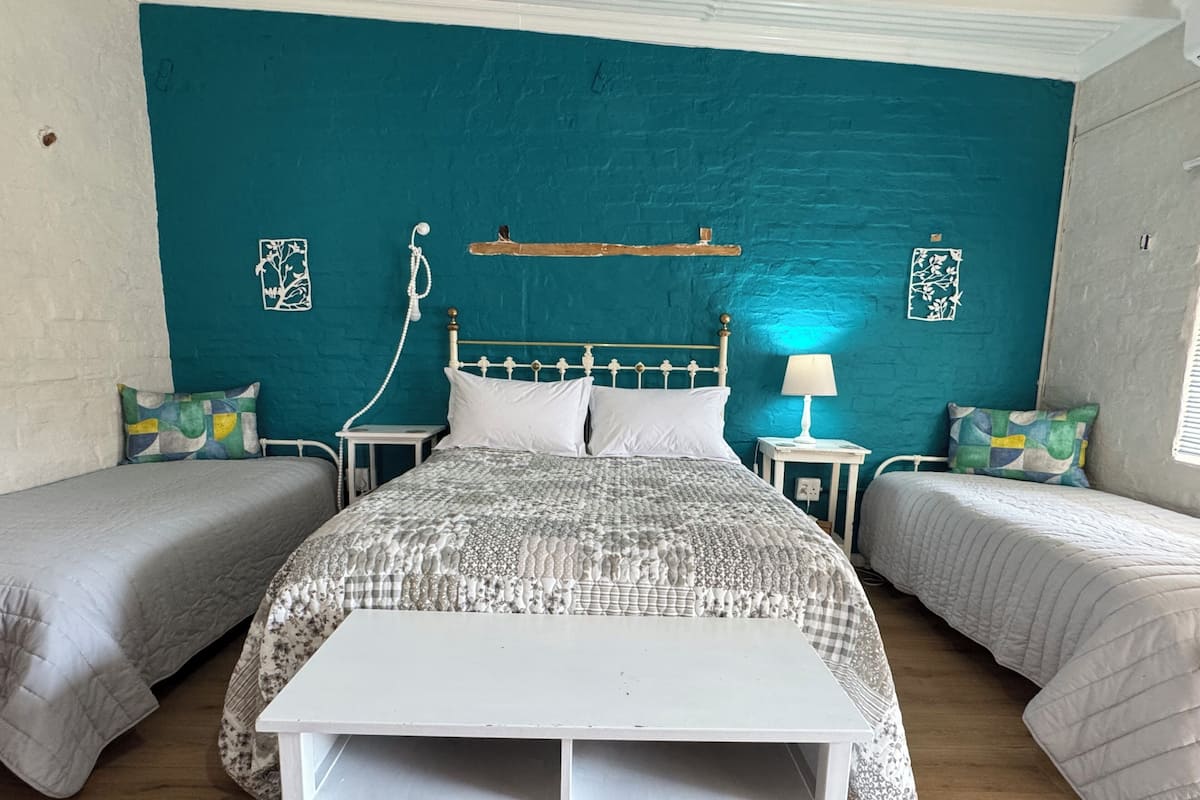 Swallow Room | Ropa de cama de alta calidad y escritorio